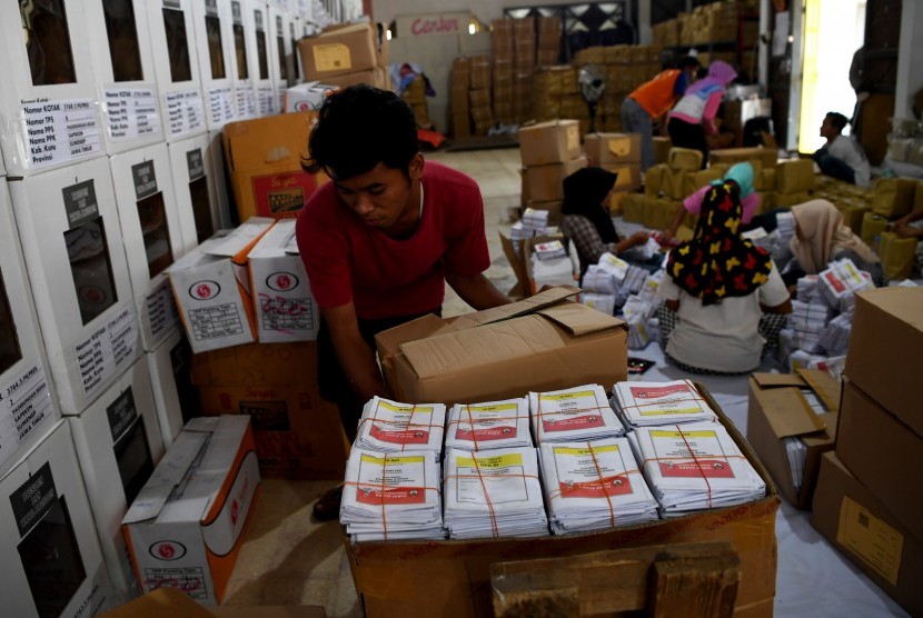 Pekerja mengemas kertas suara untuk didistribusikan ke pulau di Gudang Logistik Pemilu 2019 KPU Sumenep di Sumenep, Jawa Timur, Sabtu (16/3/2019).