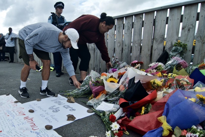 Warga meletakkan bunga di depan Masjid Wellington, Kilbirnie, Wellington, Selandia Baru, Sabtu (16/3/2019).