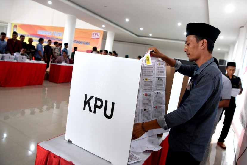 Sejumlah penyelenggara Pemilu 2019 melakukan pencoblosan kertas suara di bilik suara saat simulasi pemungutan dan perhitungan suara pemilihan umum 2019 di Sumenep, Jawa Timur, Sabtu (16/3/2019).