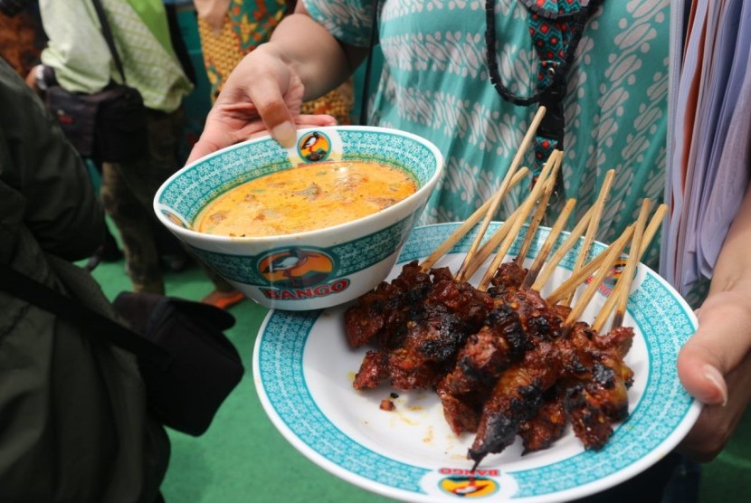 Suasana Festival Jajanan Bango (FJB) 2019 di Area Parkir Squash Gelora Bung Karno (GBK), Senayan, dan menu-menu makanan yang disajikan, Sabtu (16/3). 