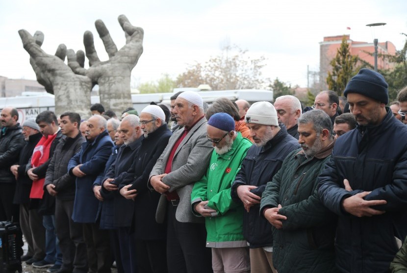 Orang-orang Turki mengadakan doa pemakaman secara in absentia selama demonstrasi untuk mengutuk penembakan massal di Christchurch, Selandia Baru, di Ankara, Turki, 16 Maret 2019.