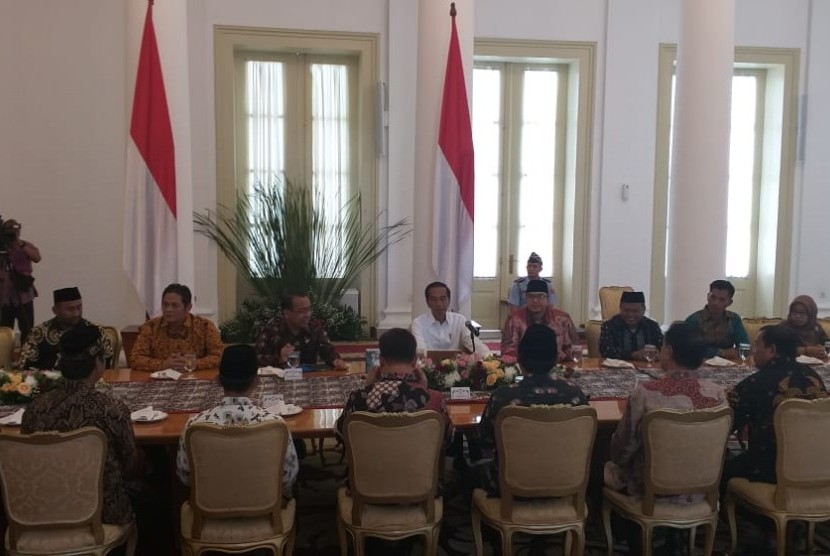 Jajaran pimpinan Forum Betawi Rempug (FBR) menemui Presiden Jokowi di Istana Bogor, Senin (18/3). 