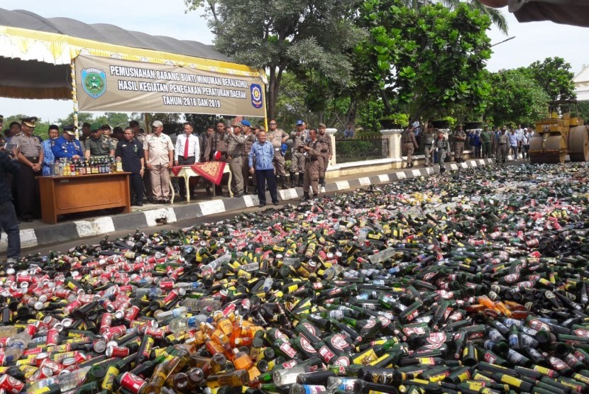 Polres Cianjur Musnahkan Ribuan Botol Miras. Foto ilustrasi pemusnahan miras.