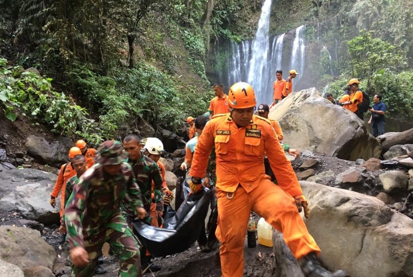 Tim Sar Gabungan berhasil mengevakuasi korban longsor di air terjun Tiu Kelep, Lombok Utara, pada Senin (18/3) pagi.