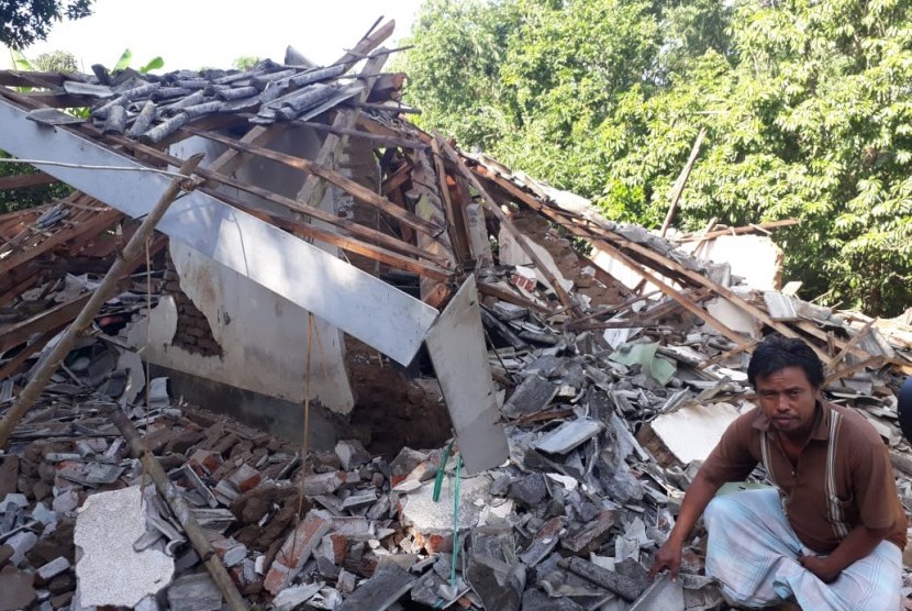 Sejumlah rumah di Desa Pesanggrahan, Kecamatan Montong Gading, Kabupaten Lombok Timur, roboh akibat gempa yang melanda Lombok pada Ahad (17/3).