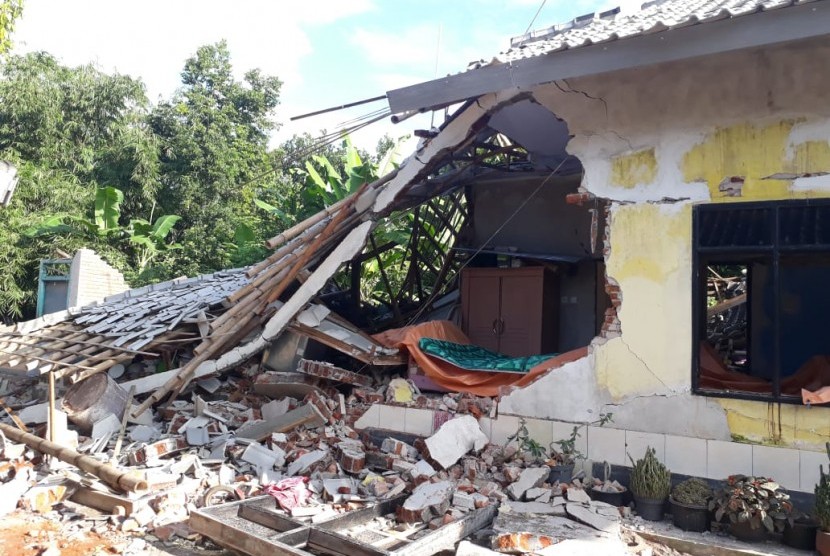 Sejumlah rumah di Desa Pesanggrahan, Kecamatan Montong Gading, Kabupaten Lombok Timur, roboh akibat gempa yang melanda Lombok pada Ahad (17/3).