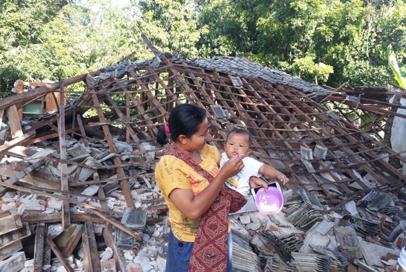 Sejumlah rumah di Desa Pesanggrahan, Kecamatan Montong Gading, Kabupaten Lombok Timur, roboh akibat gempa yang melanda Lombok pada Ahad (17/3).