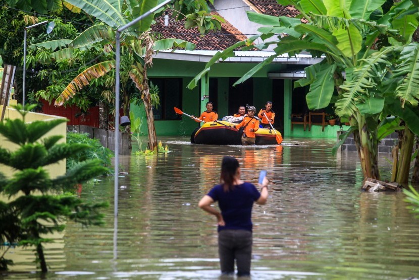 Sejumlah relawan mengevakuasi barang berharga milik warga korban banjir di kawasan Panjatan, Kulon Progo, DI Yogyakarata, Senin (18/03/2019).