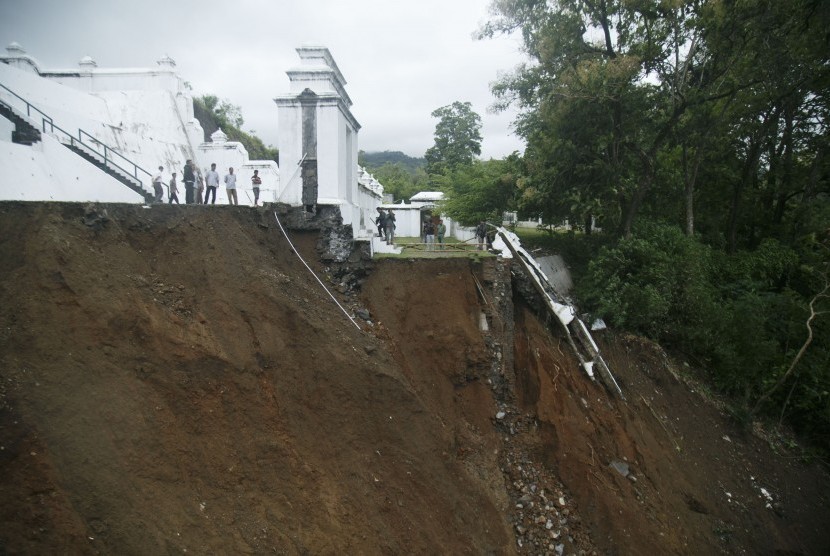 Warga melihat bekas longsor di Kompleks Makam Raja Mataram, Imogiri, Bantul, DI Yogyakarta, Senin (18/3/2019).