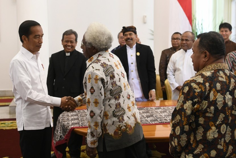 Presiden Joko Widodo (kiri) menyalami perwakilan Forum Kerukunan Umat Beragama (FKUB) di Istana Bogor, Jawa Barat, Senin (18/3/2019).
