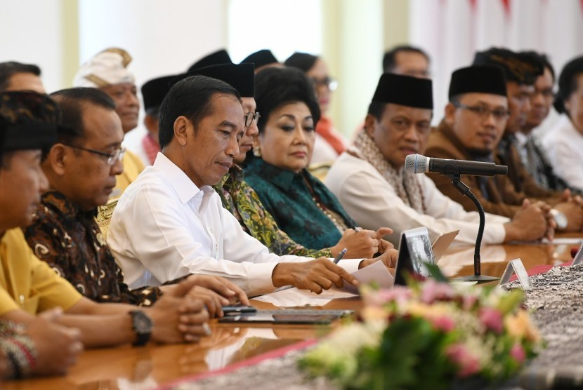 Presiden Joko Widodo (ketiga kiri) didampingi Mensesneg Pratikno (kedua kiri) menerima perwakilan Forum Kerukunan Umat Beragama (FKUB) di Istana Bogor, Jawa Barat, Senin (18/3/2019).