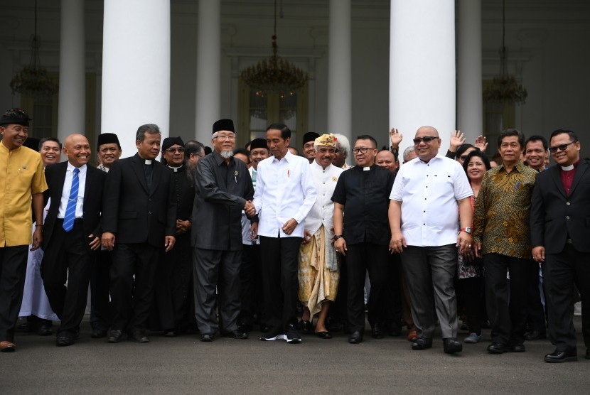 Presiden Joko Widodo (tengah) berbincang dengan perwakilan Forum Kerukunan Umat Beragama (FKUB) di halaman Istana Bogor, Jawa Barat, Senin (18/3/2019).