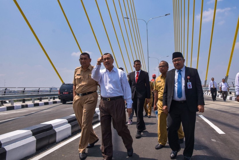 Gubernur Riau Syamsuar (tengah) melakukan pengecekan akhir di Jembatan Siak IV pada hari pertama pengoperasian jembatan itu di Kota Pekanbaru, Riau, Senin (18/3/2019). 