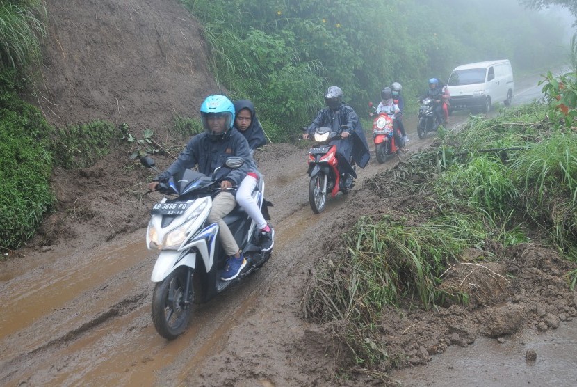 Bencana tanah longsor.