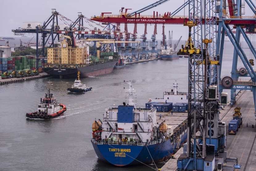 Sejumlah kapal melakukan bongkar muat peti kemas di Pelabuhan Tanjung Priok, Jakarta. Pelabuhan ini menjadi salah satu dari 5 pelabuhan di Indonesia yang diusulkan menjadi pilot project penerimaan limbah laut di pelabuhan.