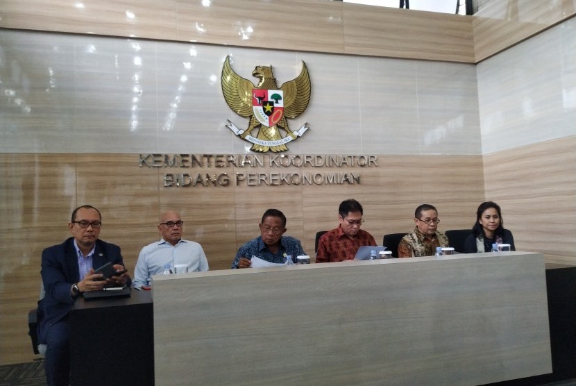 Menteri Koordinator Bidang Perekonomian Darmin Nasution (tiga dari  kiri) dalam konferensi pers mengenai sikap Indonesia atas langkah  diskriminatif UE terhadap komoditas sawit di Jakarta, Senin (18/3). 