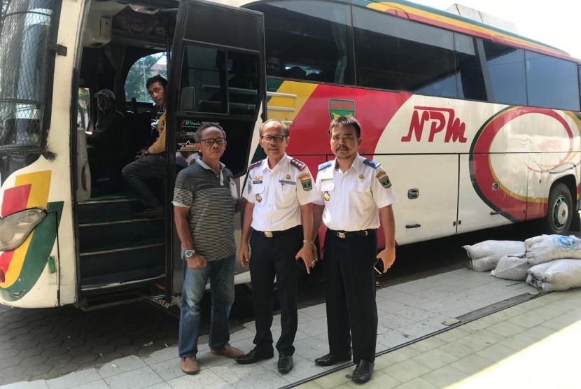 Kepala dinas perhubungan provinsi Sumbar Heri Noviardi saat meninjau peningkatan jumlah penumpang transportasi darat pasca kenaikan tiket pesawat di Pool bus NPM di Kota Padang, Selasa (19/3).