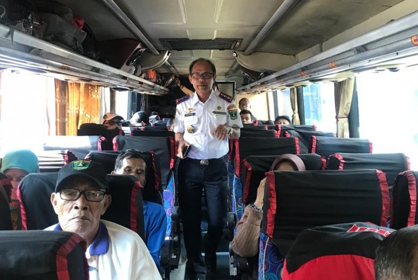 Kepala dinas perhubungan provinsi Sumbar Heri Noviardi saat meninjau peningkatan jumlah penumpang transportasi darat pasca kenaikan tiket pesawat di Pool bus NPM di Kota Padang, Selasa (19/3).