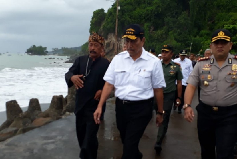 Menteri Koordinator (Menko) Bidang Kemaritiman Luhut Binsar Pandjaitan melakukan kunjungan ke lokasi pembangunan dermaga Cisolok di Desa Nelayan Cikahuripan, Kecamatan Cisolok, Kabupaten Sukabumi Selasa (19/3)