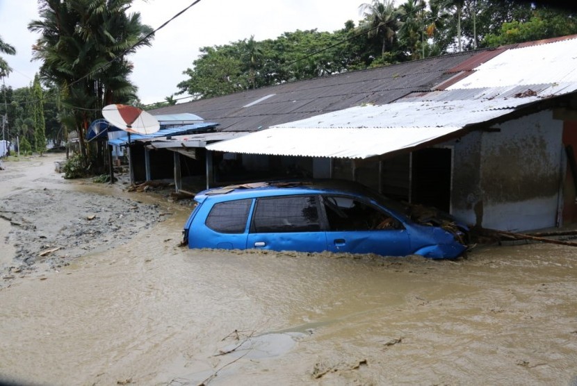 1.613 personel gabungan melakukan penanganan darurat di Sentani,  Jayapura, Papua pasca banjir bandang pada Sabtu (16/3). 