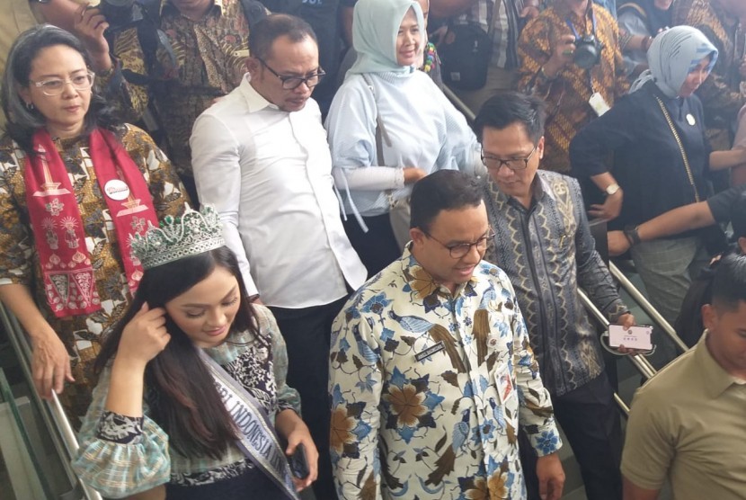 Gubernur DKI Jakarta Anies Rasyid Baswedan mendampingi Presiden Joko Widodo dan jajaran menteri kabinet kerja dalam uji coba MRT Jakarta, Selasa (19/3). 