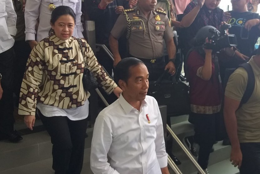 Gubernur DKI Jakarta Anies Rasyid Baswedan mendampingi Presiden Joko Widodo dan jajaran menteri kabinet kerja dalam uji coba MRT Jakarta, Selasa (19/3). 