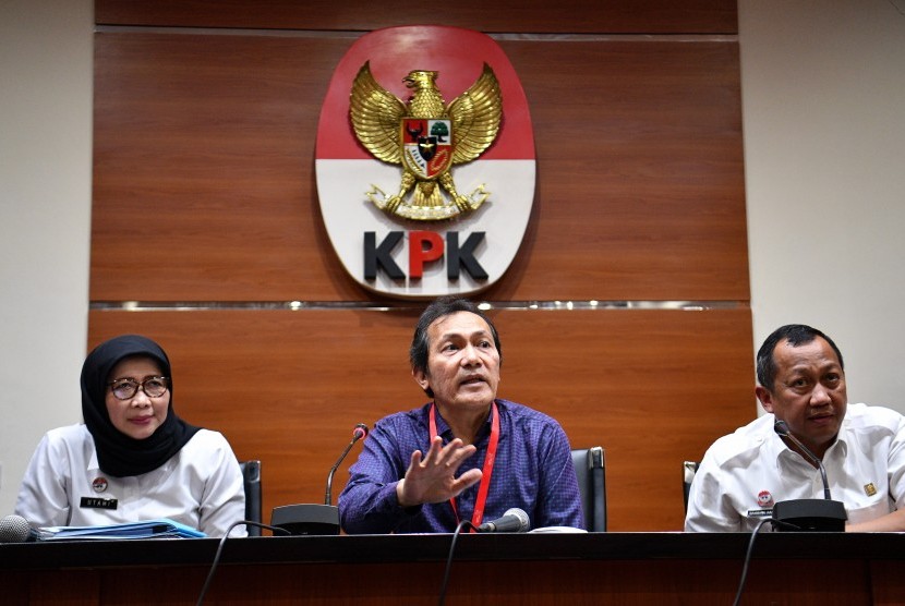 Wakil Ketua KPK Saut Situmorang (tengah), Dirjen Pemasyarakatan (PAS) Kemenkum HAM Sri Puguh Budi Utami (kiri) dan Sekjen Kemenkum HAM Bambang Rantam Sariwanto (kanan) menyampaikan konferensi pers di Gedung KPK, Jakarta.