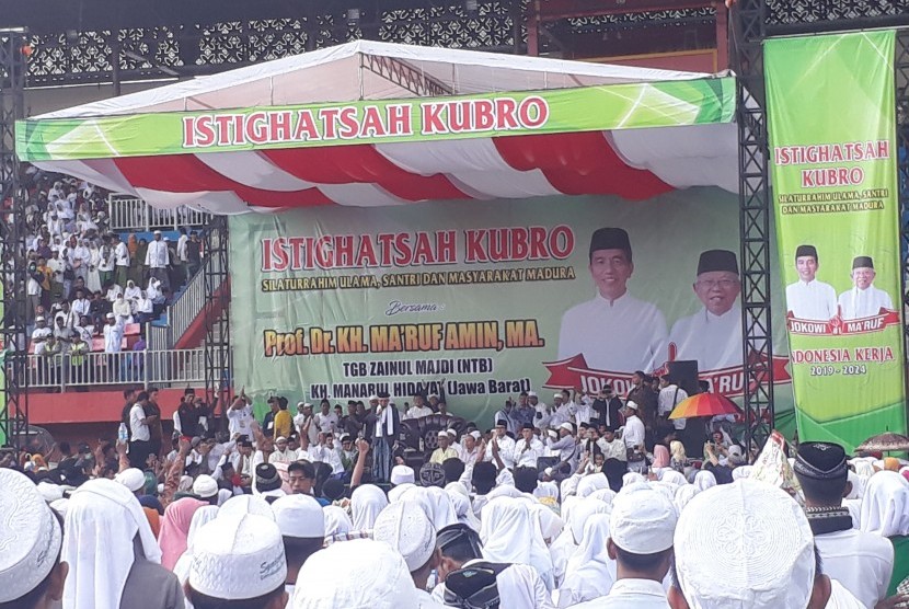 Calon Wakil Presiden nomor urut 01, KH. Ma'ruf Amin saat  menyampaikan tausiyah dalam acara Istighotsah Kubro yang digelar di Stadion  Gelora Ratu Pamelingan, Pamekasa Madura, Selasa (19/3).