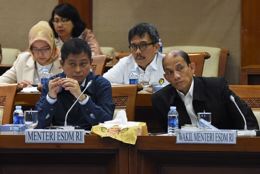 Menteri ESDM Ignasius Jonan (kiri) dan Wakil Menteri Arcandra Tahar (kanan) mengikuti rapat kerja dengan Komisi VII DPR di Gedung Nusantara II, Kompleks Parlemen Senayan, Jakarta, Selasa (19/3/2019). 