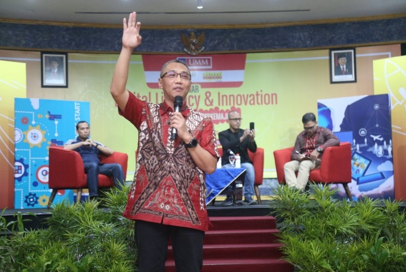 Mahasiswa Universitas Muhammadiyah Malang (UMM) belum lama ini memperoleh  pemahaman literasi digital di Theater Dome UMM. Pengetahuan ini langsung  diberikan oleh President Director dan CEO IndosatM2, Hari Sukmono dalam  kegiatan kuliah tamu. 