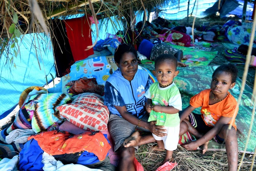 Sejumlah warga beristirahat di dalam tenda darurat yang mereka dirikan di Bukit Harapan, Sentani, Jaya Pura, Papua, Rabu (20/3/2019).
