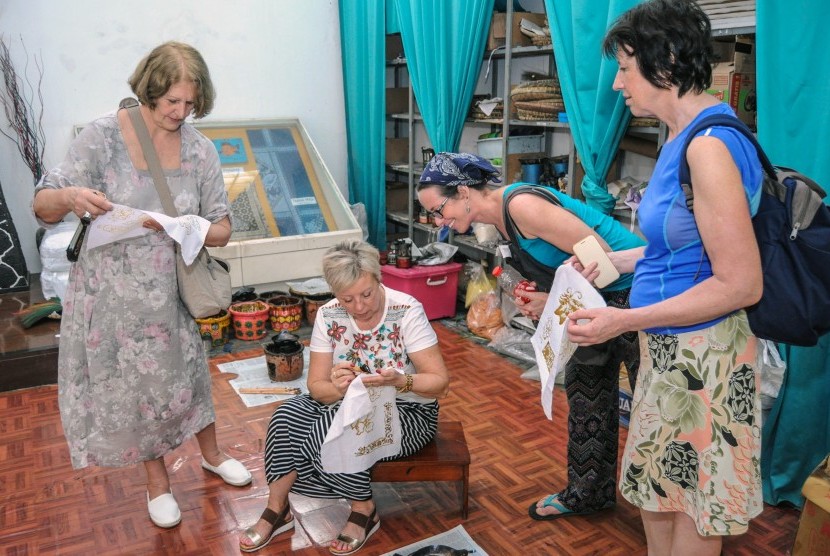 Sejumlah turis asing asal Republik Ceko praktek membuat batik di Museum Batik Pekalongan, Jawa Tengah, Rabu (20/3/2019).
