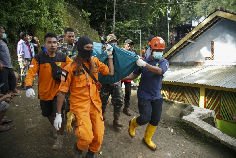 Tim SAR gabungan membawa jenazah korban tanah longsor di Dusun Kedungbuweng, Wukirsari, Imogiri, Bantul, DI Yogyakarta, Rabu (20/3/2019). 