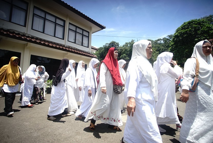 Jemaah yang akan mengikuti sidang gugatan perdata aset First Travel meninggalkan gedung pengadilan Negeri Depok, Jawa Barat, Rabu (20/3/19).