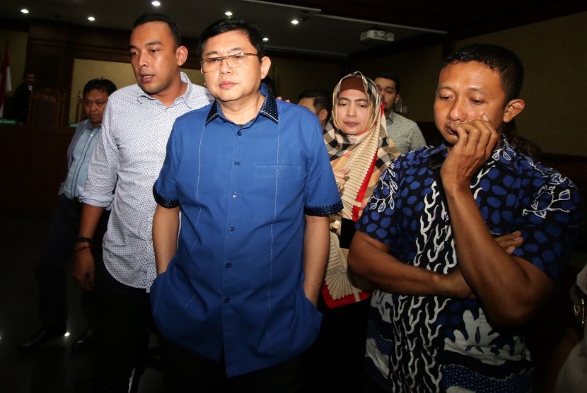 Terdakwa kasus dugaan perintangan penyidikan kasus korupsi, Lucas (kedua kiri) bergegas seusai menjalani sidang putusan di Pengadilan Tipikor, Jakarta, Rabu (20/3/2019). 
