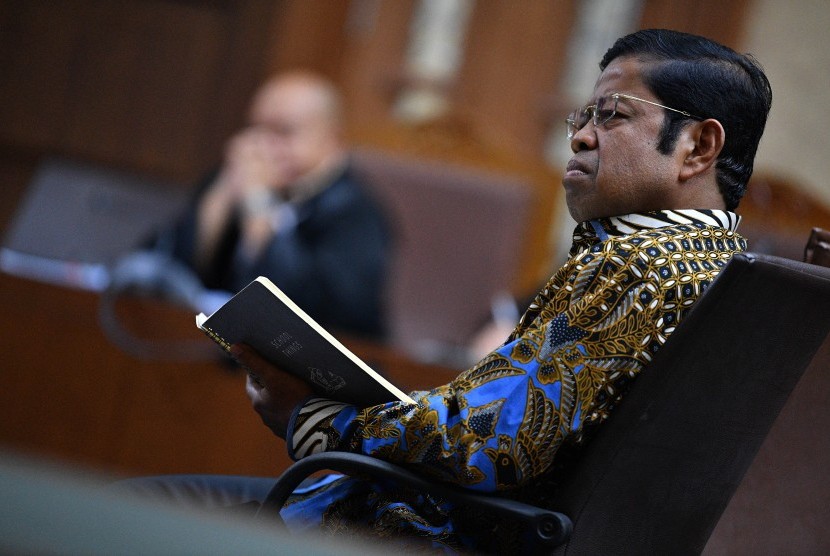Terdakwa kasus dugaan suap proyek PLTU Riau-1 Idrus Marham mendengarkan pembacaan tuntutan oleh Jaksa Penuntut Umum KPK di Pengadilan Tipikor, Jakarta, Kamis (21/3/2019). 