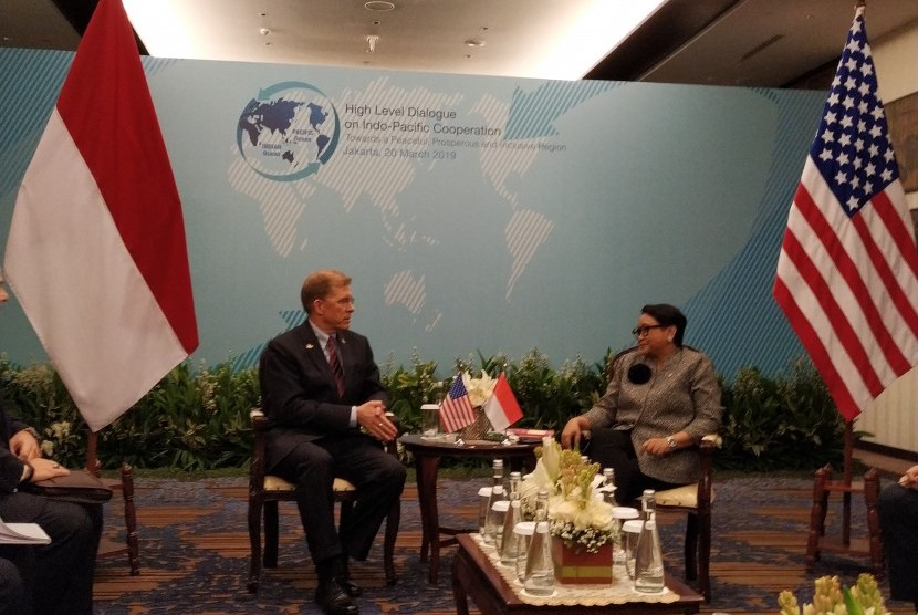 Ilustrasi. Menteri Luar Negeri Indonesia Retno Marsudi berbincang dengan Asisten Wakil Menteri Luar Negeri Amerika Serikat (AS) untuk  Urusan Asia Timur dan Pasifik W.  Patrick Murphy, di sela-sela Dialog Tingkat Tinggi soal Kerja Sama Indo-Pasifik, di  Jakarta, Rabu (20/3).