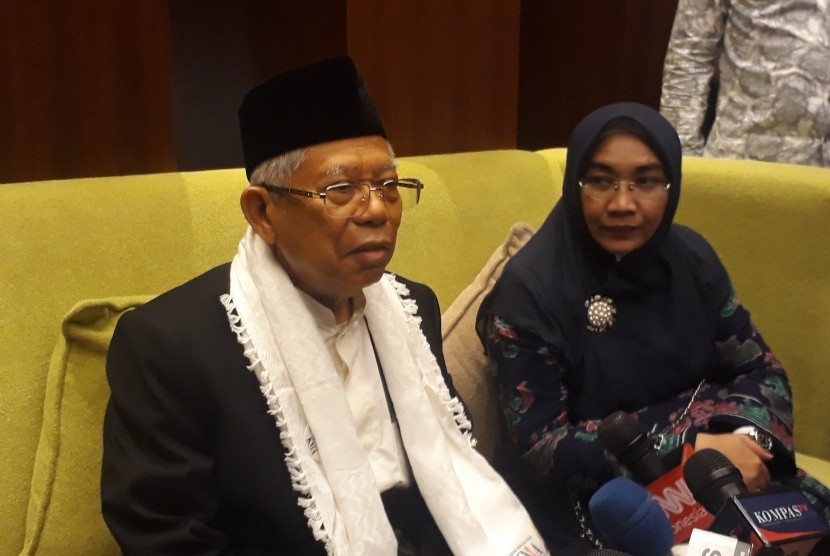 Calon Wakil Presiden nomor urut 01, KH. Ma'ruf Amin bersama  istrinya Wury Estu Handayani saat diwawancara di sela-sela sarafi  politiknya ke Balikpapan, Kalimantan Timur, Rabu (20/3) malam.