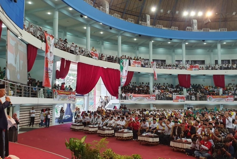 Cawapres KH. Ma'ruf Amin saat menghadiri deklrasi Jaringan  Kiai Santri Nasional (JKSN) dan Alinasi Masyarakat Kalimantan Timur di  Gedung Dome, Balikpapan, Kamis (21/3). 