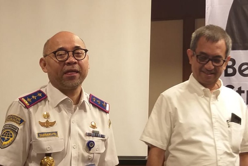 Kepala Badan Pengelola Transportasi Jabodetabek (BPTJ) Bambang Prihartono (kiri) dan pengamat kebijakan publik Agus Pambagio di kawasan Jakarta Pusat, Kamis (21/3).