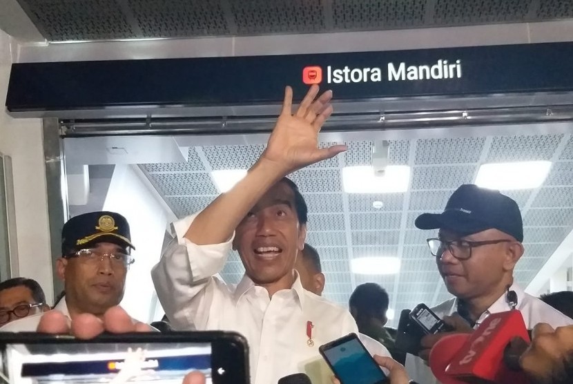 Presiden Joko Widodo usai menjajal MRT Jakarta bersama influencer, artis, dan para pimpinan redaksi media di Stasiun Istora, Jakarta, Kamis (21/3).