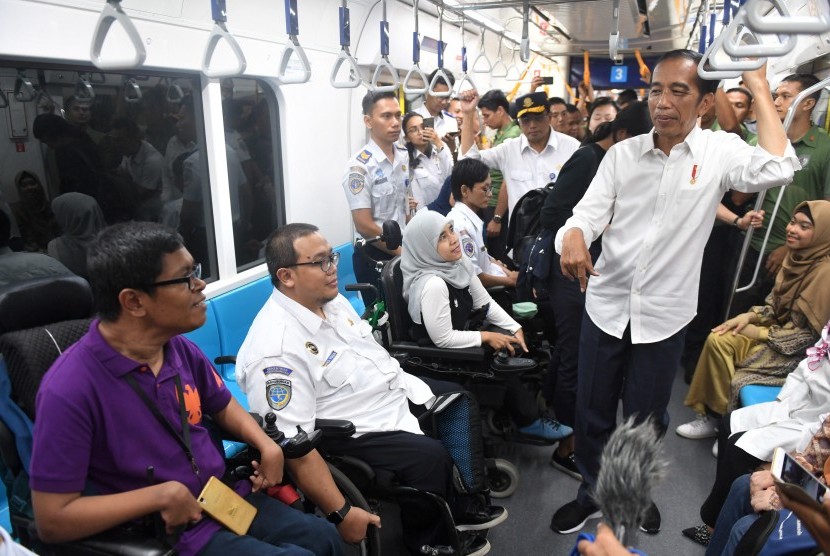 Presiden Joko Widodo berbincang dengan penumpang difabel ketika mencoba MRT dengan rute stasiun Bundaran HI-Lebak Bulus-Istora di Jakarta, Kamis (21/3/2019).