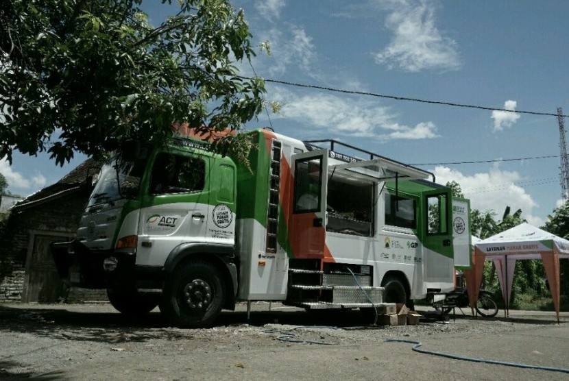  Operasional perdana dari Humanity Food Truck 2.0 di Kecamatan  Imogiri, Kabupaten Bantul, DIY, Kamis (21/3).