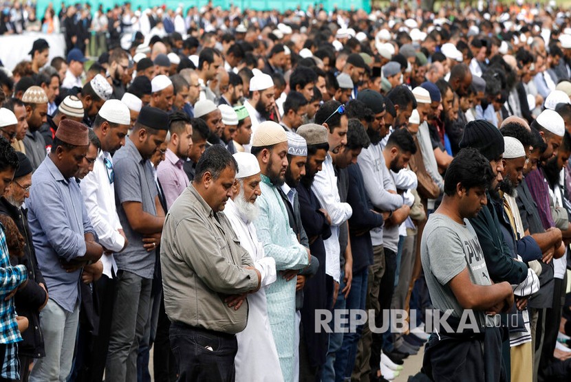 Suasana shalat Jumat di Hagley Park, Christchurch, Selandia Baru, sepekan setelah penembakan di Masjid Al Noor, Jumat (22/3).