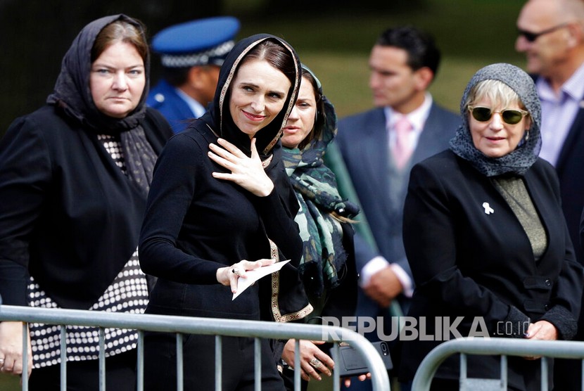 PM Selandia Baru Jacinda Ardern bersama ribuan warga lainnya berkumpul di Hagley Park, seberang Masjid Al Noor di Christchurch saat shalat Jumat pukul 13.30 waktu setempat berlangsung.