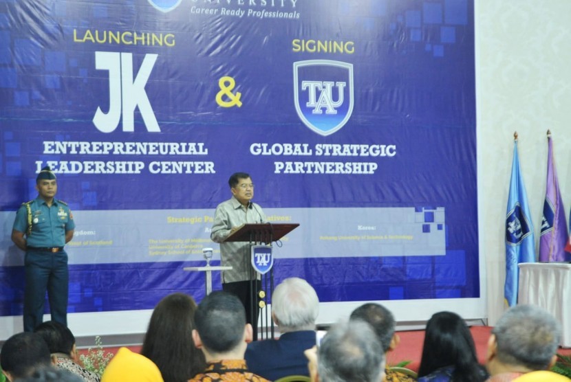 Wakil Presiden Jusuf Kalla saat hadir meresmikan JK Enterpreneurial Leadership Center di Auditorium Mayapada Tanri Abeng University, Jakarta Selatan , Jumat (22/3).