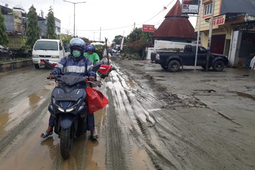 Jalan Raya Kemiri-Sentani, di Jayapura, Papua, belum pulih pasca-peristiwa banjir bandang pada Sabtu (16/3) lalu. Sebagian ruas jalan tersebut masih tergenang air dan pasir. Warga dan aparat setempat masih berusaha membersihkan area jalan. Sejumlah alat berat diturunkan untuk memudahkan proses pembersihan.
