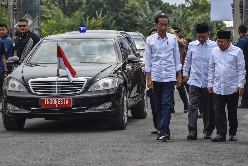 Presiden Joko Widodo (kiri) disambut Bupati Lombok Barat Fauzan Khalid (kedua kanan) dan Bupati Lombok Utara Najmul Akhyar (kanan) saat tiba di Gedung Hakka, Dasan Tereng, Narmada, Lombok Barat, NTB, Jumat (22/3/2019).