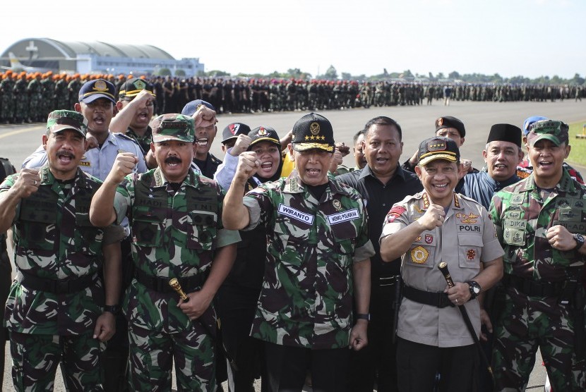 Menkopolhukam Wiranto (tengah) didampingi Panglima TNI Marsekal TNI Hadi Tjahjanto (kedua kiri), Kapolri Jenderal Pol Tito Karnavian (kedua kanan), Kepala Staf Angkatan Darat (KSAD) Jenderal TNI Andika Perkasa (kanan) dan Wakil Kepala Staf Angkatan Laut (Wakasal) Laksamana Madya TNI Wuspo Lukito (kiri) membacakan deklarasi damai saat Apel Gelar Pasukan Pengamanan Pemilu di Lanud Halim Perdanakusuma, Jakarta, Jumat (22/3/2019).