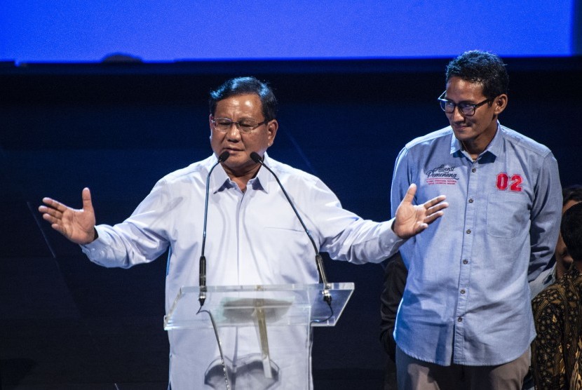 Pasangan calon presiden dan calon wakil presiden nomor urut 02 Prabowo Subianto (kiri) bersama Sandiaga Uno (kanan) berbicara dalam acara silahturahmi Aliansi Pengusaha Nasional, di Djakarta Theater, Jakarta, Kamis (21/3/2019).